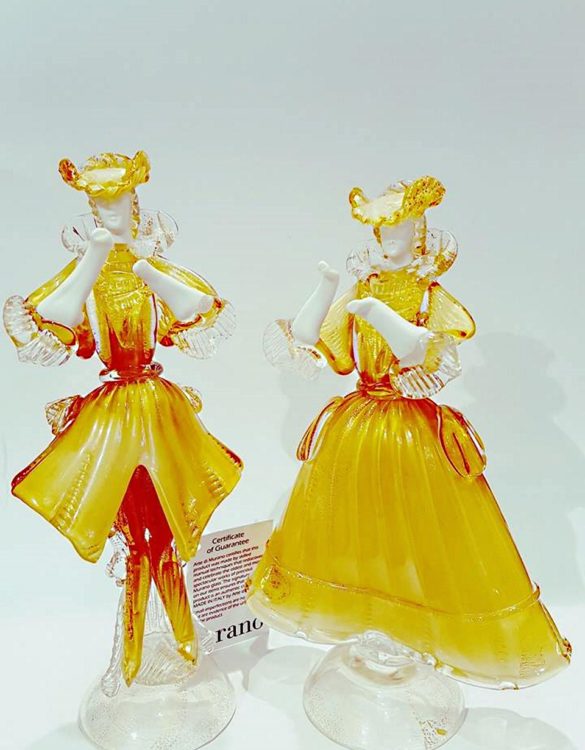 Dama e cavaliere in vetro di murano gialla