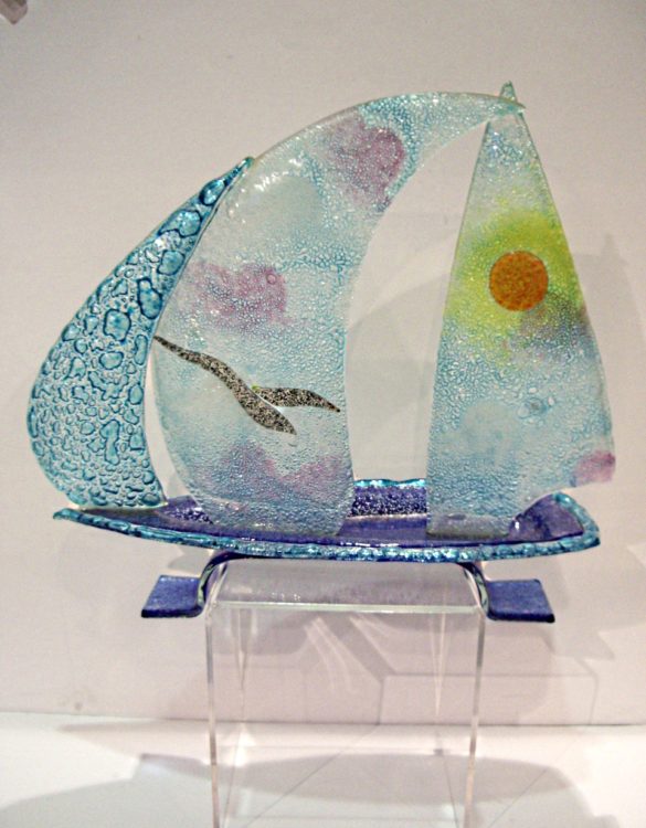 Barca vetro con spinnaker